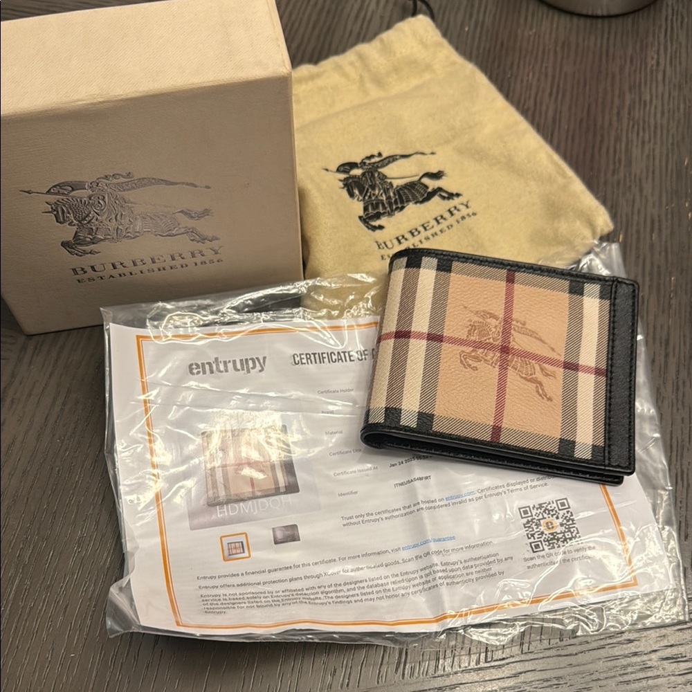 Burberry Black and Tan Key Card Holder Signature Style
